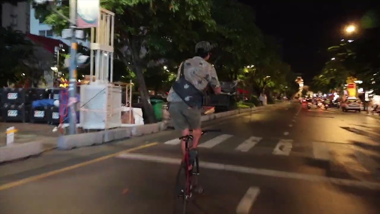 Nhóm thanh niên biểu diễn bốc đầu, thả tay, đứng trên xe đạp giữa đường trung tâm TP.HCM