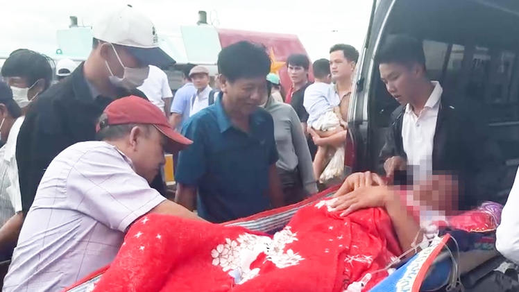 Đưa một người sống sót thần kỳ trên biển Lý Sơn vào đất liền điều trị