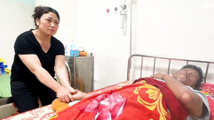 Niềm vui của những người vợ có chồng được 'tái sinh' sau hai ngày trôi dạt trên biển Lý Sơn