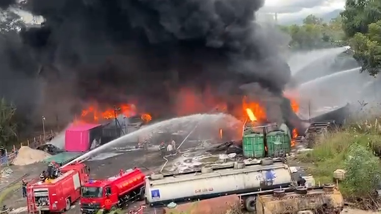 Cháy kho bãi nhựa đường ở Đà Nẵng, khói đen cuồn cuộn bao phủ