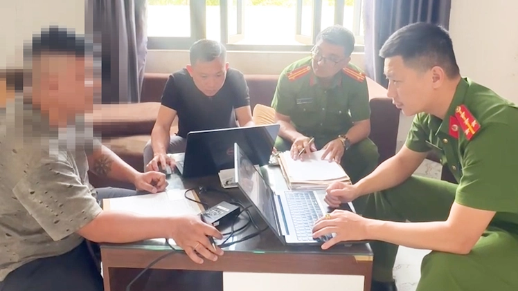 Công an lấy lời khai người cha xích chân, nhốt hai con nhỏ trong phòng