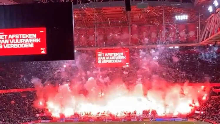 Trận đấu tại giải vô địch Hà Lan phải hủy bỏ vì màn pháo sáng rực trời