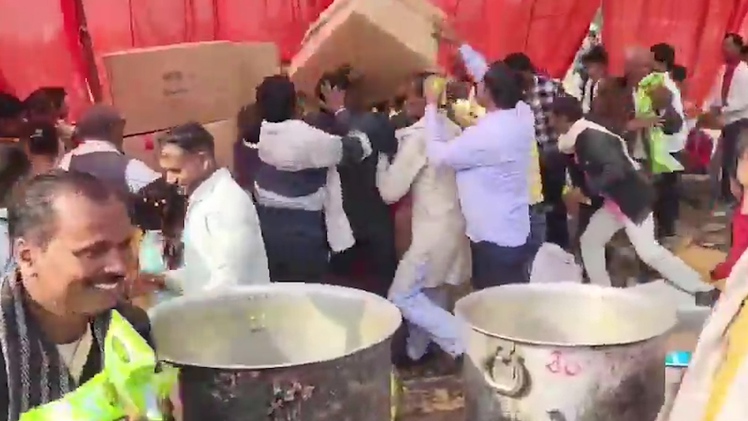 Đám cưới tập thể hỗn loạn vì hàng trăm người, có cả chú rể tranh giành bánh