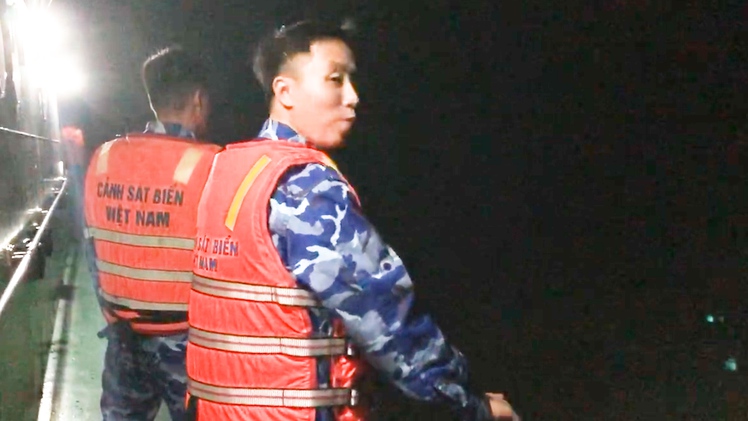 Cảnh sát biển tìm kiếm ngư dân mất tích trong vụ chìm tàu cá trên vùng biển Hà Tĩnh