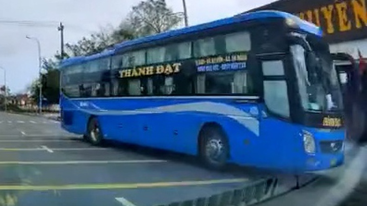 Xử phạt tài xế lái xe khách đi ngược chiều trên quốc lộ 1