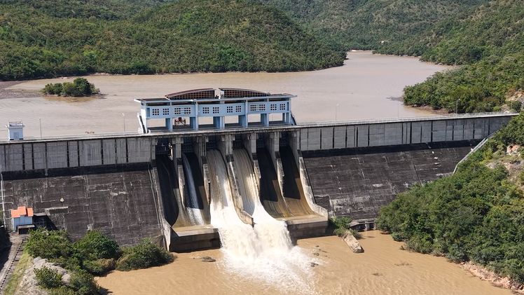 Flycam toàn cảnh 2 hồ thủy lợi ở Bình Thuận cũ xả lũ kỷ lục hồi đầu tháng 12