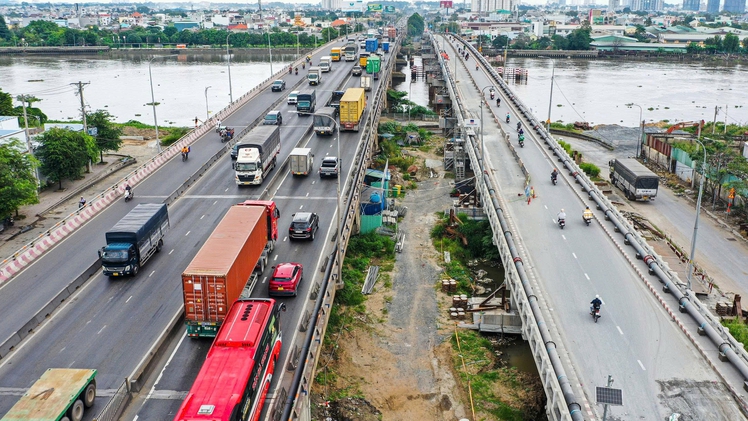 Cầu Bình Phước 1 nặng 9.000 tấn đã được 'thần đèn' nâng cao hơn 1,2 mét