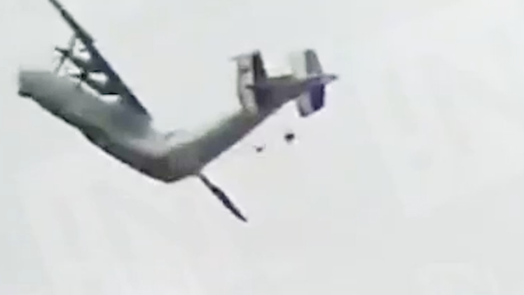 Video máy bay vận tải quân sự Nga gãy rời trên không, 7 người thiệt mạng