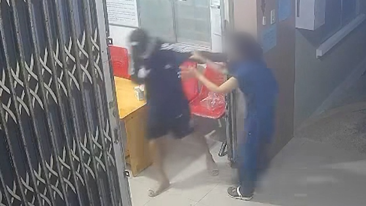 Video thanh niên khống chế nữ nhân viên trạm y tế để cướp tiền, công an đang truy xét