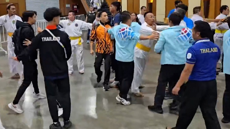 Đoàn Malaysia phản ứng dữ dội vì cho rằng trọng tài thiên vị chủ nhà Thái Lan