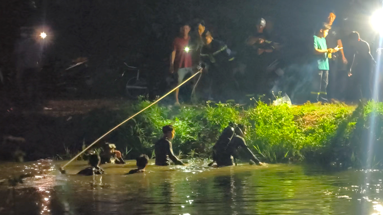 Hai bé trai chết đuối thương tâm dưới nhánh sông ở xã Đông Thạnh, TP.HCM