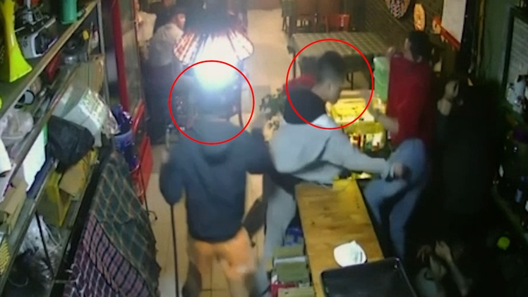 Xông vào quán nhậu chém chết người, 2 nghi phạm ra đầu thú