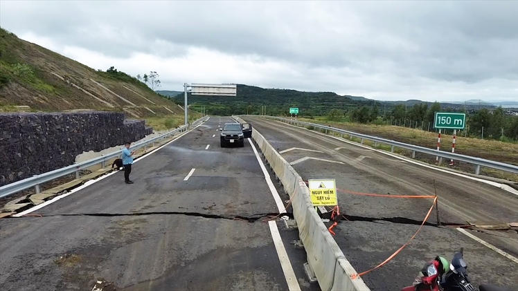 Mưa lũ làm cao tốc mới xây nứt toác, sạt trượt, phải lùi thời điểm thông xe