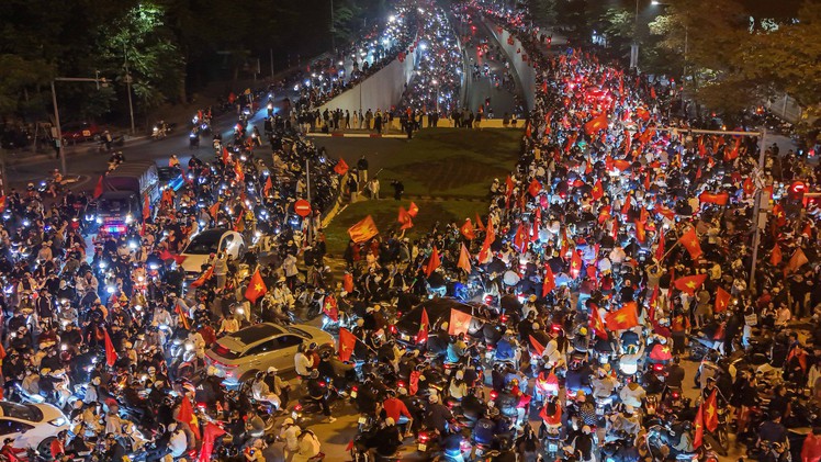 Camera lúc 0h trong đêm U22 Việt Nam chiến thắng: Vui quá là vui, bà con ơi!