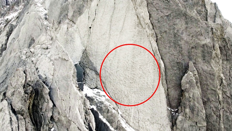 Video hàng ngàn dấu chân khủng long trên vách đá dựng đứng ở Ý