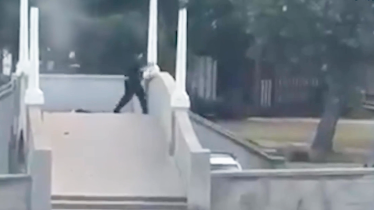 Video bé gái 14 tuổi lấy thân che chắn 2 đứa trẻ trong vụ xả súng làm nhiều người chết ở Úc