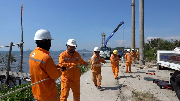 Dựng đường dây nổi, khắc phục sự cố cáp ngầm 110kV Hà Tiên - Phú Quốc