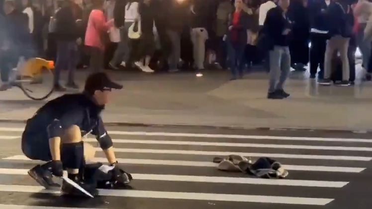 Camera ghi hình người đàn ông ném bom khói, đâm dao làm nhiều người thương vong ở Đài Loan