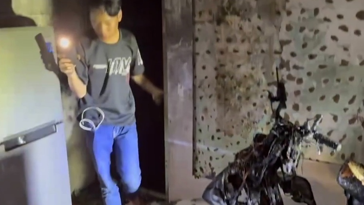 Giải cứu 4 người mắc kẹt trong căn nhà hai tầng bị cháy ở Đà Lạt