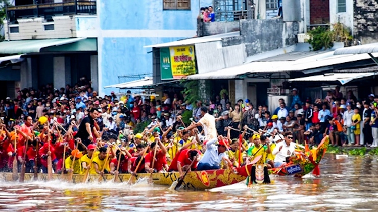 Đua ghe ngo ở Cà Mau, người dân leo lên mái nhà để xem