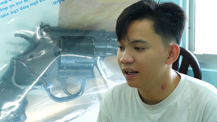 Thanh niên mua súng qua Facebook rồi bỏ vào cốp xe chạy ngoài đường thì bị phát hiện