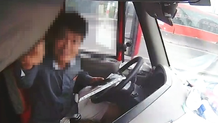 Xử phạt nhiều tài xế ‘che mắt’ thiết bị ghi nhận hình ảnh người lái để dùng điện thoại