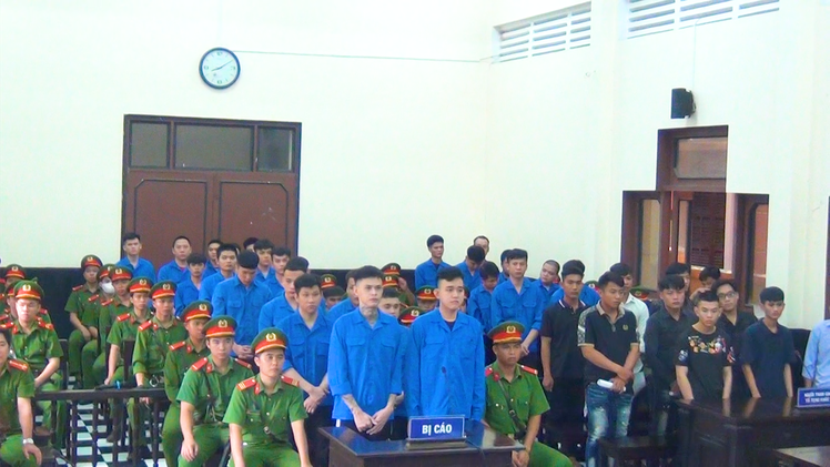 Mang súng và dao kiếm hỗn chiến vì mâu thuẫn nợ tiền xăm hình, 31 người ra tòa