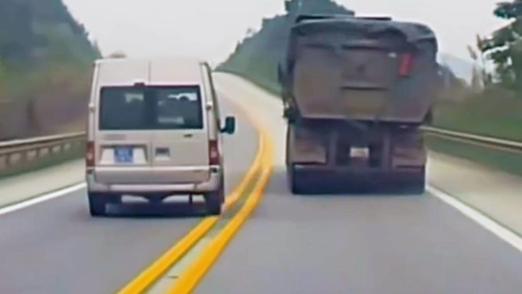 Clip ô tô biển xanh chạy lấn làn trên cao tốc: Đã xác minh chủ xe, mời tài xế lên làm việc