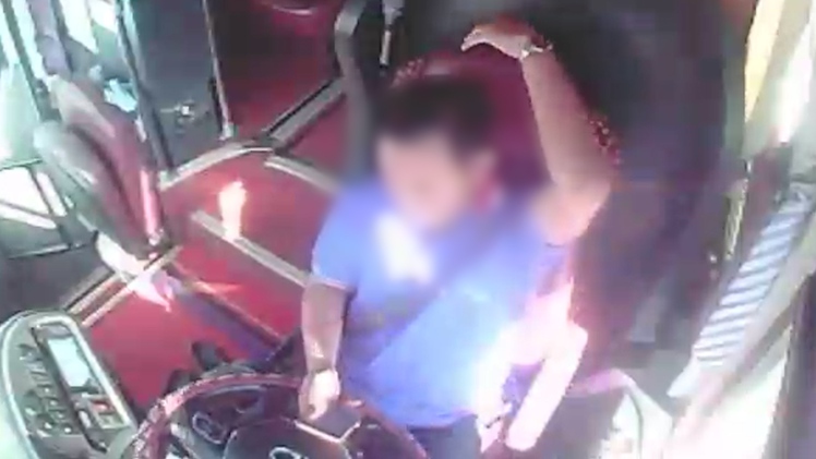 Trích xuất camera trong ca bin, xử phạt nhiều tài xế vừa lái xe vừa dùng điện thoại