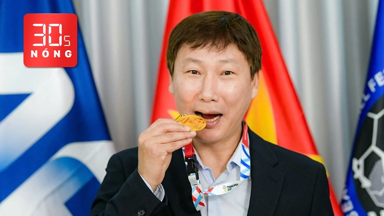 Bản tin 30s Nóng: Chiếc huy chương bằng vàng 24K đặc biệt dành cho HLV Kim Sang Sik