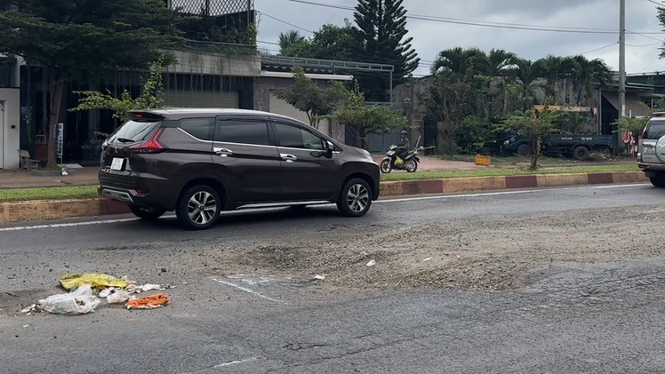 Ổ gà dày đặc trên đường tránh Tây Buôn Ma Thuột, tai nạn rình rập người đi đường