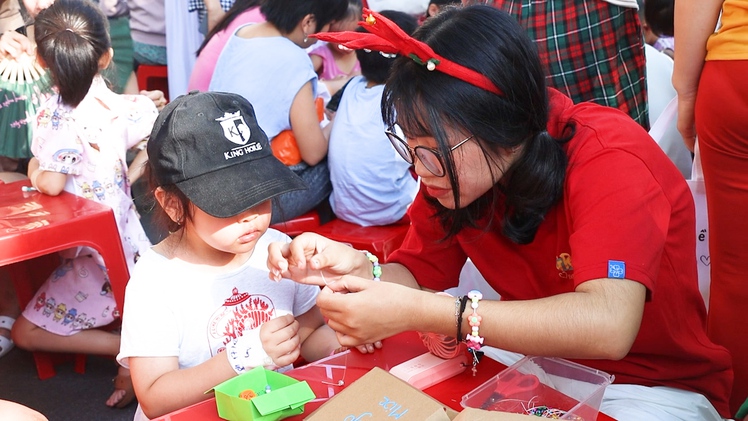 Nhiều hoạt động ý nghĩa dịp Giáng sinh tại Bệnh viện Nhi đồng 2 TP.HCM