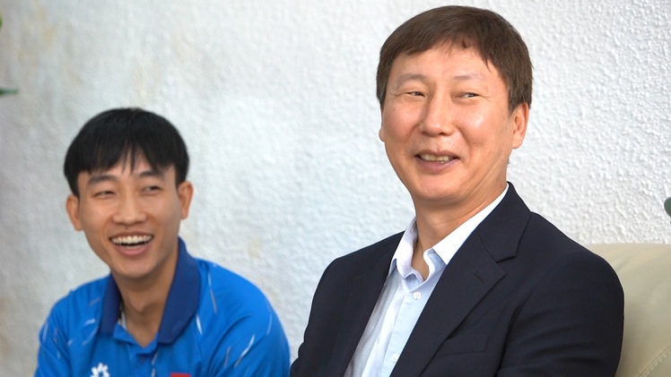 HLV Kim Sang Sik: 'Bố mẹ và vợ tôi tắt tivi khi U22 Việt Nam bị Thái Lan dẫn trước 0-2'