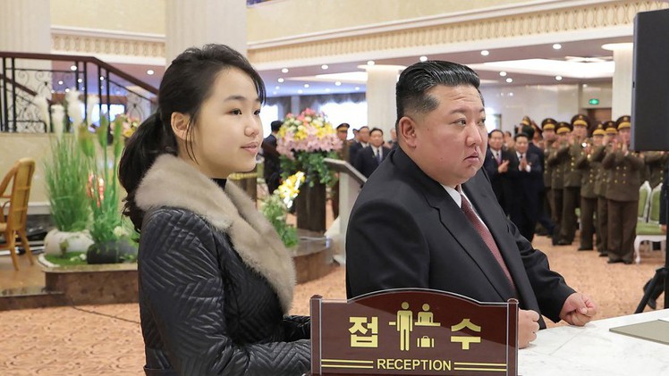 Ông Kim Jong Un cùng con gái dự lễ khánh thành 2 khách sạn giáp biên giới Trung Quốc