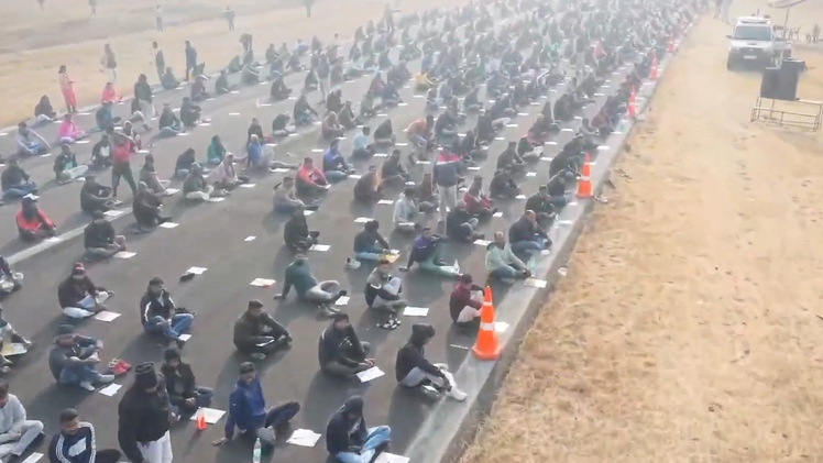 Hơn 8.000 ứng viên làm bài thi tuyển dụng trên đường băng sân bay ở Ấn Độ