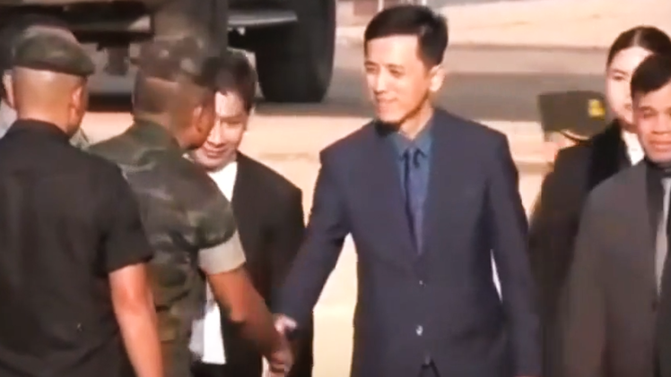 Phái đoàn Campuchia đi bộ qua cửa khẩu, họp với Thái Lan 35 phút