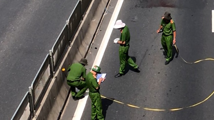 Khám nghiệm hiện trường vụ thi thể không còn nguyên vẹn trên cao tốc Vĩnh Hảo - Phan Thiết