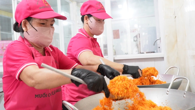 Độc đáo món 'muối cua Cà Mau'