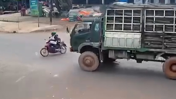 Giây phút ô tô tải tông xe máy rồi lao vào nhà dân làm 4 người thương vong