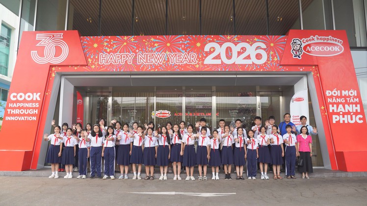 Trải nghiệm độc lạ của học sinh: Thưởng thức mì ngay tại nơi sản xuất