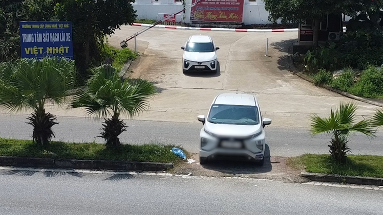 Nhiều ô tô tập lái ngang nhiên leo dải phân cách trên quốc lộ