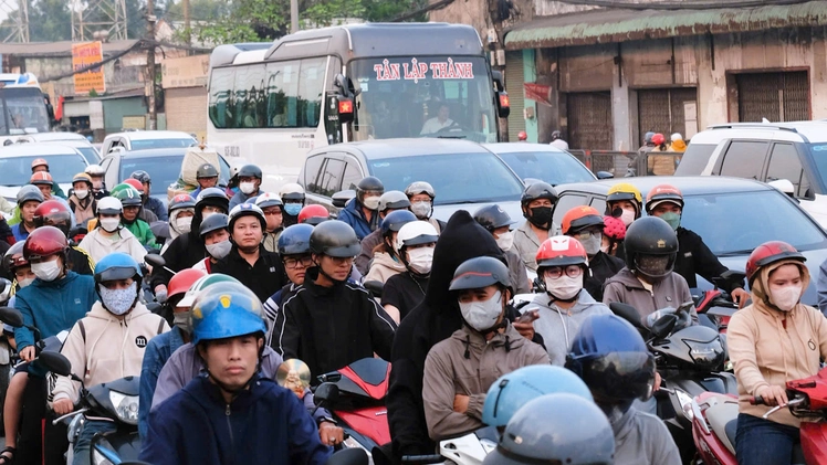 Cửa ngõ TP.HCM và Hà Nội ùn ứ do người dân về quê nghỉ Tết dương lịch 2026