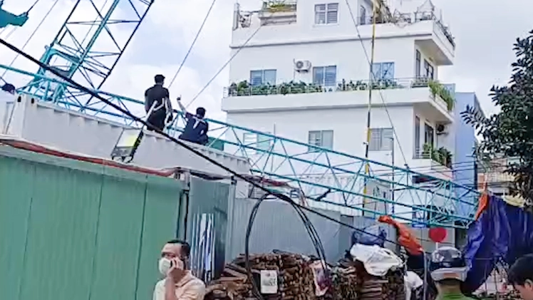 Hiện trường tháp cẩu công trình cao hàng chục mét đổ sập xuống đường ở Đà Nẵng