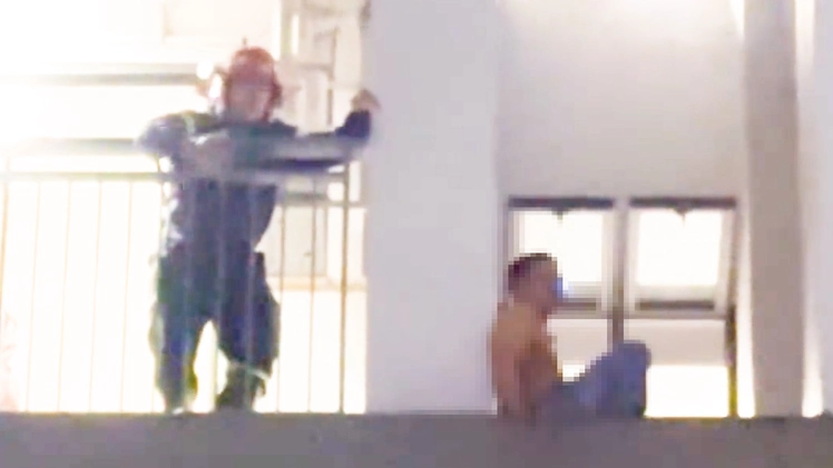 Cảnh sát thuyết phục nam thanh niên từ bỏ ý định nhảy lầu ở phường Tân Mỹ, TP.HCM