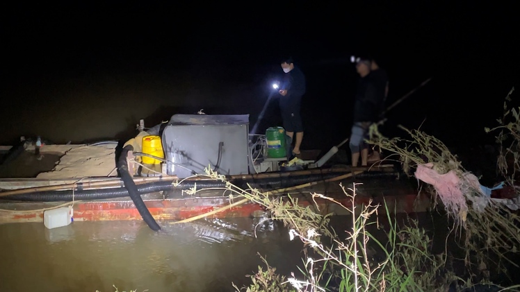 Cận cảnh hút cát lậu trên sông Thạch Hãn và bãi tập kết hàng xe tải ra vô liên tục