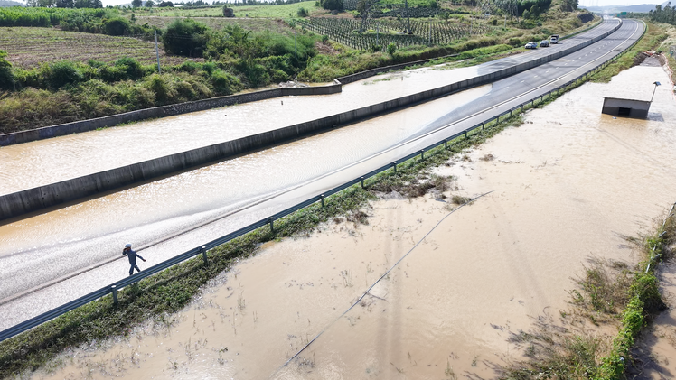 Cận cảnh mặt đường và máy bơm chống ngập cao tốc Phan Thiết - Dầu Giây chìm trong lũ
