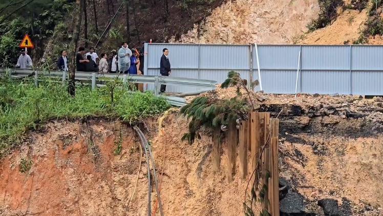 Hình ảnh sạt lở mới tại đường tạm đèo Mimosa sau mưa lớn trong đêm