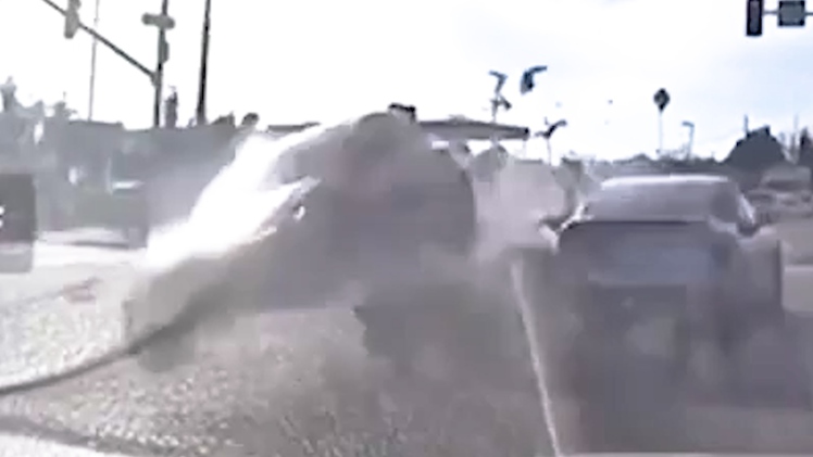 Khoảnh khắc ô tô lao 'xé gió' gây tai nạn liên hoàn ở Mỹ, 4 người thương vong