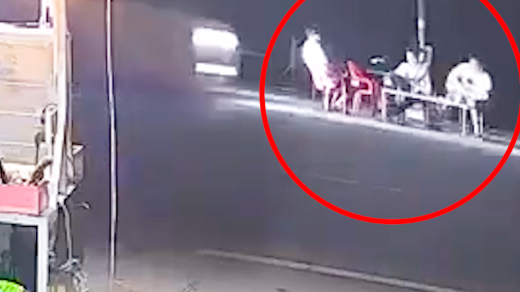 Giây phút xe khách lao vào 3 người đang ngồi uống nước bên đường tại Đồng Tháp