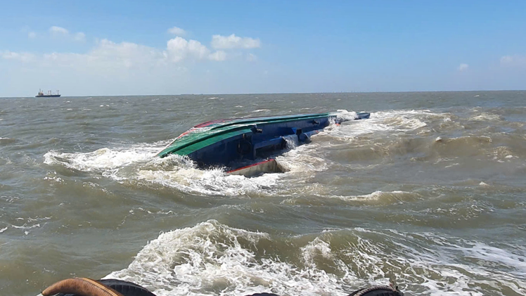 Sà lan lật chìm trên biển Vũng Tàu, 3 thuyền viên được cứu